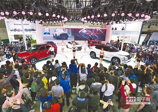 2018年車市拉尾盤,進口車銷量大增,致國產車市占跌破55%,改寫20年新低。圖為去年初台北車展觀展人數創歷年新高。(本報資料照片)