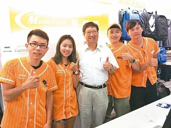 新竹縣今年首設青年事務中心,縣長楊文科(中)指出,要到各鄉鎮招商,年輕人成就事業後,推動未婚聯誼活動,讓園區的年輕人走出來。 圖/新竹縣府提供