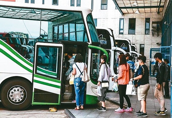 日前因交通部「勸說」暫緩漲價的國光、統聯客運,已確定三月起調整票價。 圖/聯合報系資料照片