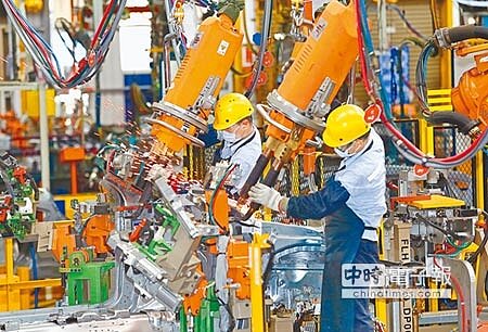 2018年11月製造業景氣燈號,連續亮出第6顆代表「低迷」的黃藍燈,也是自2018年4月以來新低水準。(本報資料照片)