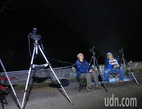 民眾拍攝流星雨。聯合報系資料照／記者劉學聖攝影 