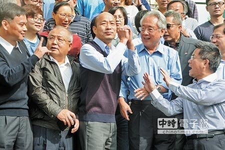 高雄市長韓國瑜（前排中）3日拜會高雄市農會，與農會工作人員在門口合影留念。（林宏聰攝） 
