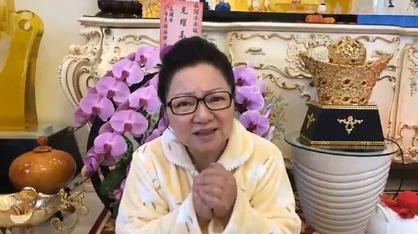 白冰冰開直播反擊丁允恭。圖/摘自臉書