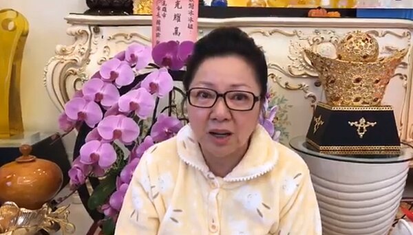 白冰冰直播回應代言高雄觀光風波（翻攝白冰冰（白雪嬅） 臉書直播畫面）