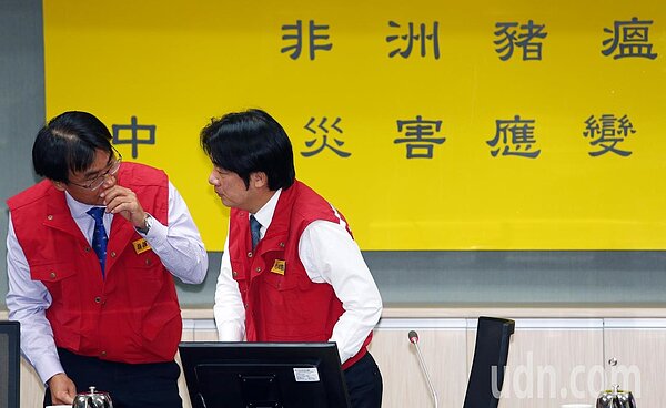 行政院長賴清德(右)上午在農委會代主委陳吉仲(左)等人陪同下,親自主持非洲豬瘟中央災害應變中心第二次會議,會議結束後,針對金門小丘嶼發現第二隻病死豬,賴揆對陳吉仲下達工作指示。記者杜建重/攝影