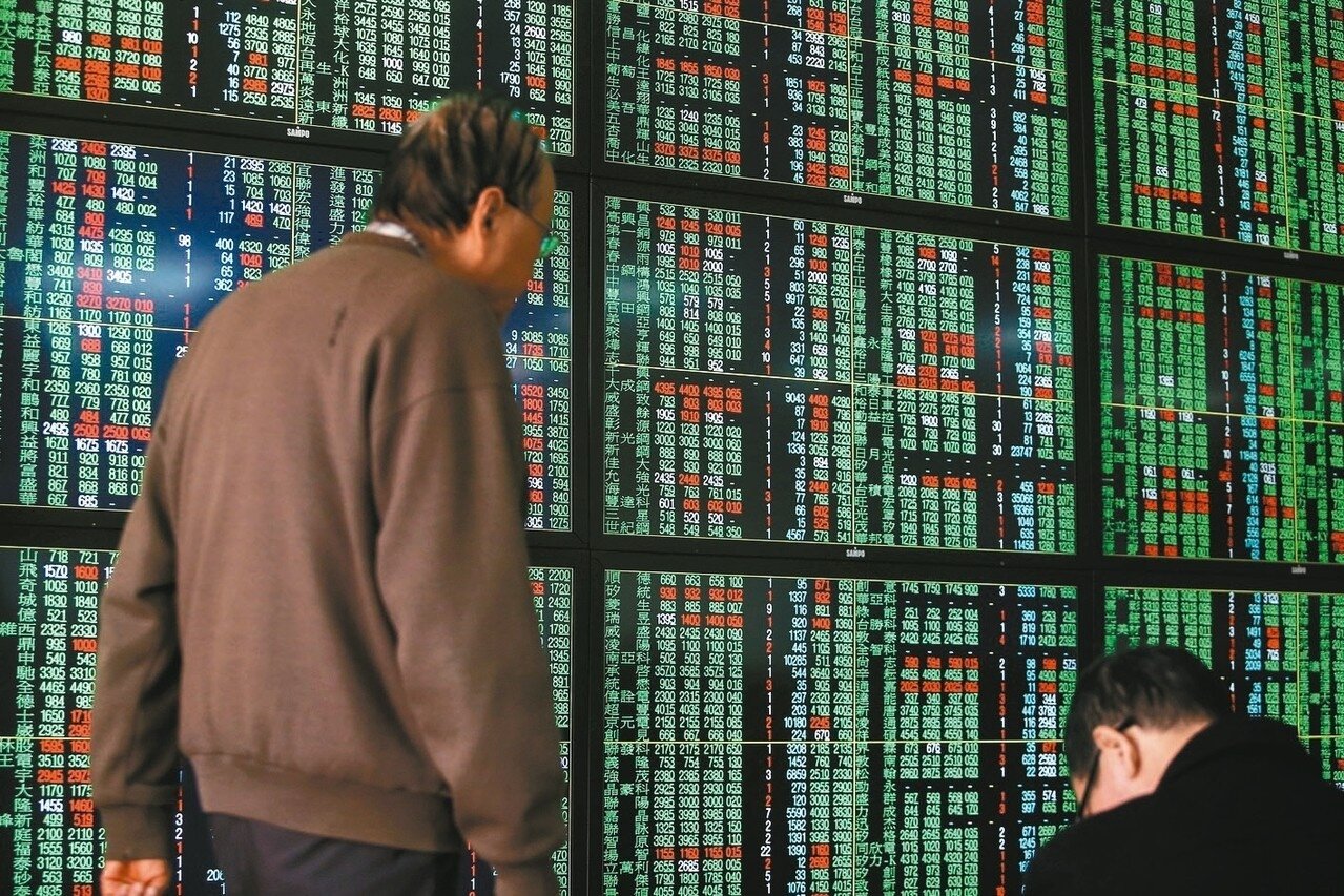 又低頭!台股今受美股大跌影響,開盤即跌逾百點,摜破9400關。 記者余承翰/攝影