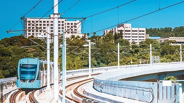 淡海輕軌綠山線近期通車,房仲統計沿線各站實價交易資料,近一年平均房價小漲4%,但交易量下滑16%,其中淡海新市鎮最精華的淡水行政中心站,成交量減幅逾55%,比腰斬還慘。 圖/新北捷運局提供