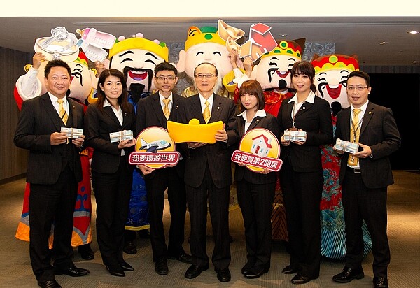永慶房產集團孫慶餘董事長與幸福成家基金代表群吳政陽(左三)林怡菁(右三)合影。 (圖/永慶房屋提供)