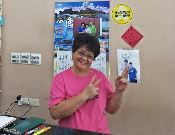 屏東恆春人氣麵店「小山東」不敵低迷景氣歇業,要和共同打拚多年的員工分手,女老闆丁原莉決定結束營業時難過了好幾天。記者潘欣中/攝影