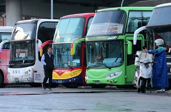 客運業最多可連上九天班,預計最快今年農曆春節前實施。聯合報系資料照