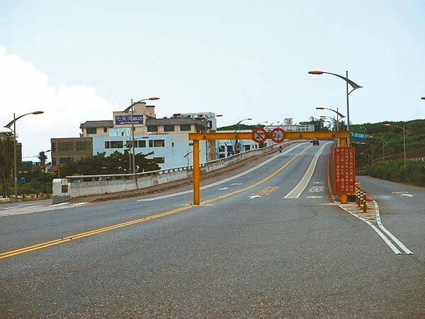 在震災中受損的花蓮七星潭大橋,目前採限高限重方式通行,3月將動工全面修復。 記者王燕華/攝影