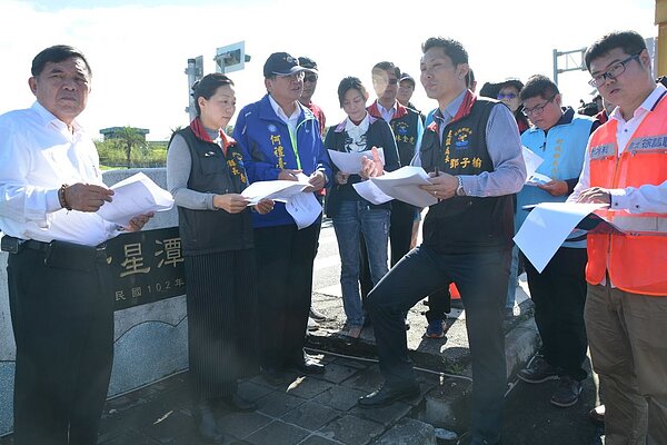 花蓮縣長徐榛蔚(左二)等人昨到七星潭大橋聽取復建工程簡報。記者王燕華/攝影