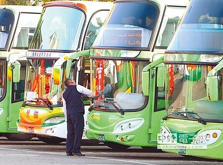 
交通部針對春節運量需求，向勞動部提出汽車客運業春節鬆綁7休1，勞動部昨日同意客運業可在年節、紀念日或國定假日，因應公眾生活便利所需可鬆綁。（本報資料照片）
 