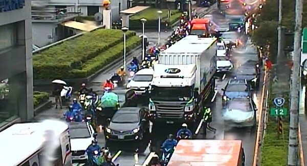 新北市汐止區大塞車,警方分析找到「元凶」,1輛公車拋錨及2輛車擦撞,卡住通往台北市的要道,導致交通被癱瘓超過兩小時。記者李奕昕/翻攝