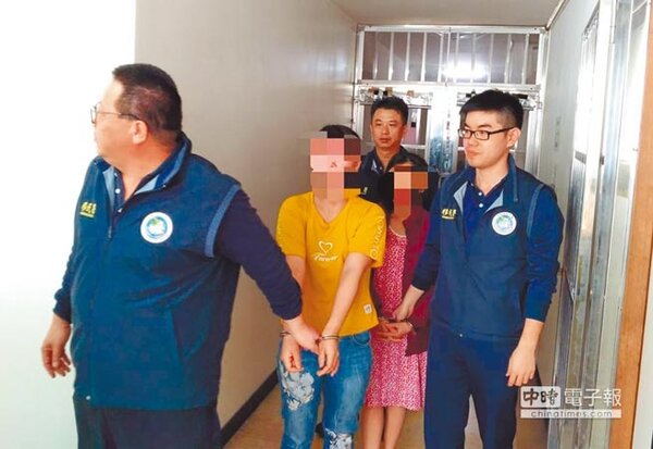 移民署嘉義縣專勤隊日前查獲32歲女性（左二，穿黃衣）越南脫團旅客。（曹明正翻攝）
