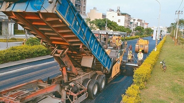 桃園市政府工務局近年將氧化碴應用於鋪設道路路面,可減少工程成本,也解決去化、堆置問題。 圖/桃市府工務局提供