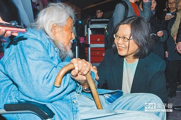 雖然有獨派4大老勸退蔡英文（右），但高齡101歲的台獨大老史明（左）則在臉書表態相挺。圖為2015年蔡英文出席史明紀錄片放映會。（本報資料照片）
