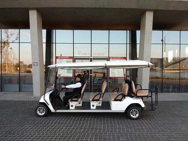 故宮南院新年新措施,停車費及園區接駁車收費統統調降,圖為接駁的電動高爾夫球車。 記者魯永明/攝影