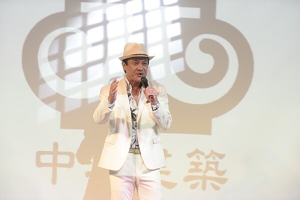 立法院長蘇嘉全獲中洲建設董事長黃啟倫邀請,參加慈善表演,每唱一首歌,該公司就捐出20萬元。圖/蘇嘉全辦公室提供