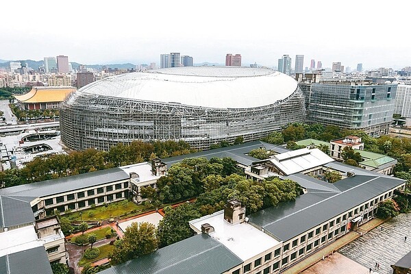 備受爭議的大巨蛋案,北市都審會昨做出決議,要求遠雄補強資料,但遠雄今發聲明提出不滿意見。 圖/報系資料照