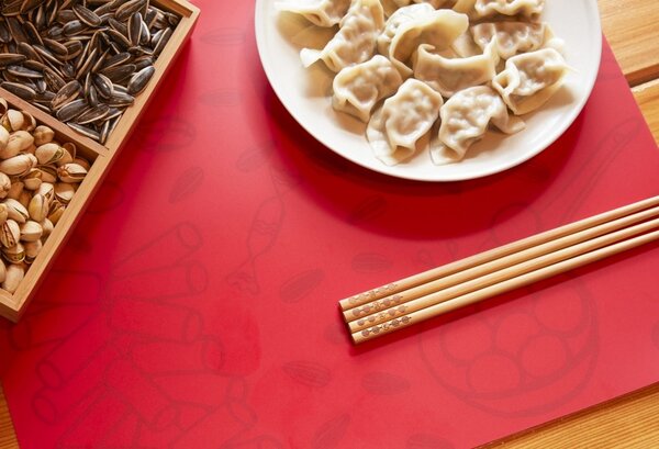 炮竹餐墊＋四支筷子拚出「吉、祥、如、意」，超有過年氣氛(IKEA提供)