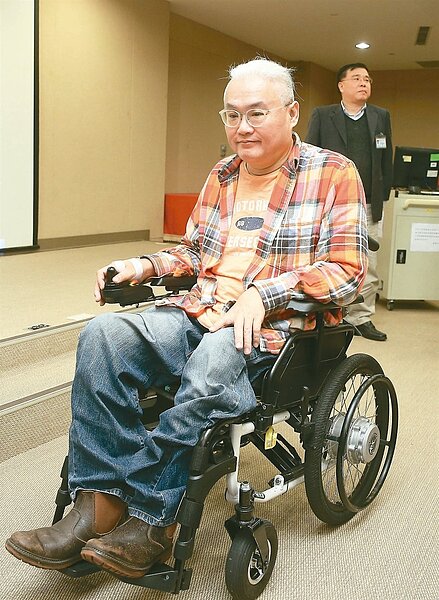 導演范可欽去年底搭乘公車,因緊急煞車導致輪椅翻覆受傷,住院廿二天昨首度露面,盼自己是最後一個受害者。 記者余承翰/攝影