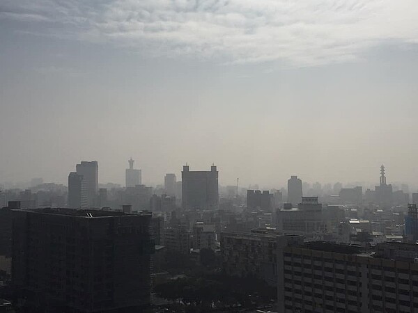 台中今天上午10時許天空霾害嚴重一片霧濛濛。圖/臉書「爭好氣聯盟」粉絲專頁