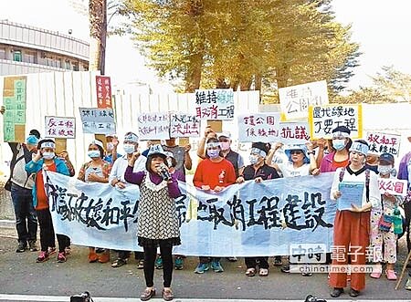 屏東市和平公園將興建「中正里及華山里社區活動中心」,附近里民認為將減少綠地、影響交通,向屏東縣議員蔣月惠(中)陳情,到場舉白布條抗議。(潘建志攝)