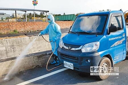 屏東縣萬丹大排接連出現豬屍,依SOP處理並採取檢體化驗,預計最快6日才有結果。為了以防萬一,縣府5日再派員前往噴藥消毒。(潘建志攝)