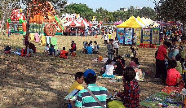 高雄路竹番茄節現場化為大型遊樂園,親子共樂。記者王昭月/攝影