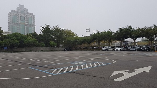 苗栗市公所規畫利用火車站旁的停車場興建多功能大樓,地下1、2樓供汽機車停放,解決停車空間不足的問題。記者黃瑞典/攝影
