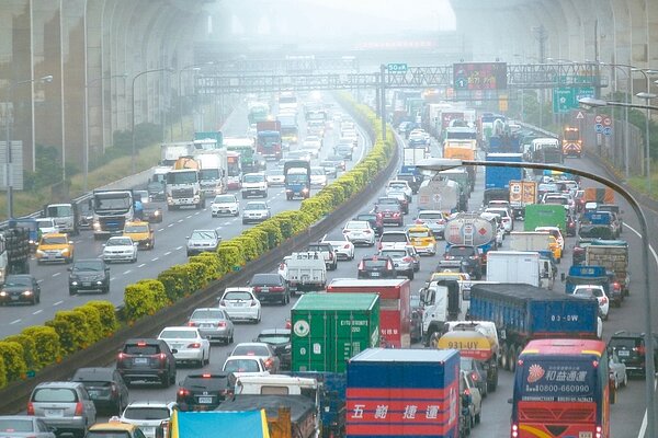國道1號桃園路段上下班尖峰時段經常塞車，非尖峰時段車流量也大。 記者鄭國樑／攝影