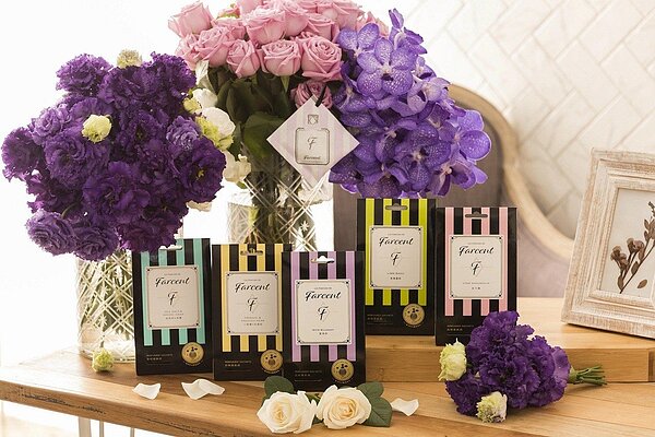 Les Parfums de Farcent(LPF)香水衣物箱氛袋共有鼠尾草海鹽、小蒼蘭英國梨、藍風鈴、青檸羅勒、星木蘭等迷人香氣。圖/花仙子提供
