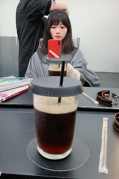 民進黨籍北市議員高嘉瑜長期綁公主頭,今天特地去剪頭髮還在臉書分享過程與新髮型引起討論。圖/取自高嘉瑜臉書