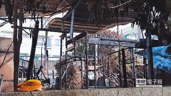 有百年歷史的彰化市南郭郡守官舍群，4日深夜突遭祝融，消防人員雖迅速在半小時撲滅火勢，9、10號兩棟建物仍慘遭燒毀，所幸未波及5、5-1號兩棟縣定古蹟官舍。（謝瓊雲翻攝）