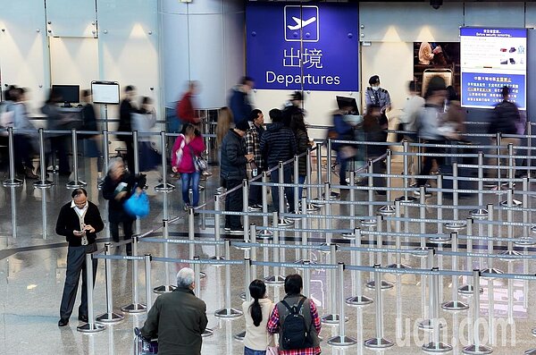 桃園機場去年旅客量再創新高,達到4653萬人次。圖為桃園機場第2航廈出境大廳。記者陳嘉寧/攝影