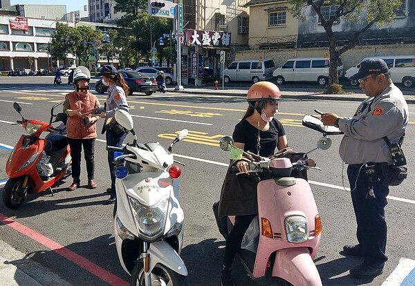 高雄市政府警察局為提高見警率及民眾對交通服務的滿意度，從現在起到本月26日為止，將嚴格取締違規停車。記者張媛榆／翻攝