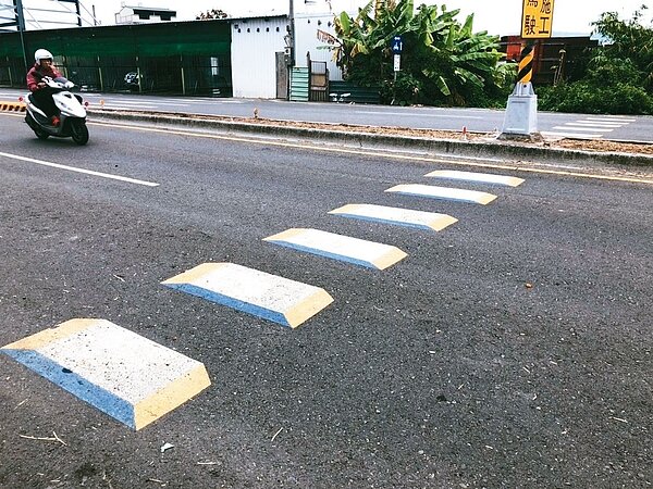 南投縣政府在華陽路畫設3D斑馬線，希望讓車輛減速保護行人安全，但駕駛人反映效果不好。 記者江良誠／攝影