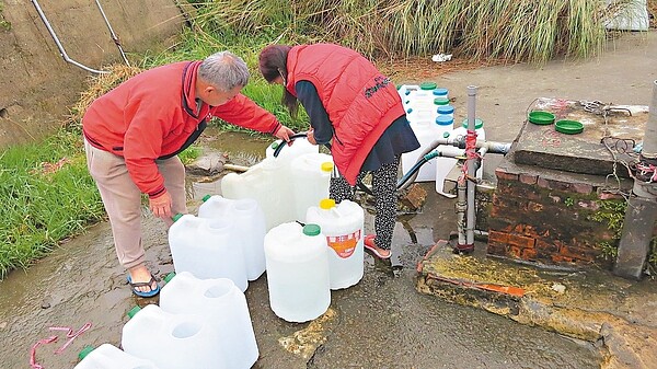 苗栗縣多處山泉水取水站，民眾絡繹不絕。 記者范榮達／攝影