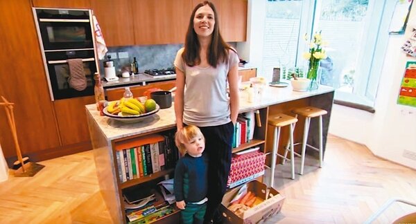 住在倫敦的梅曼特擁有兩個寶貝兒子，她以身作則從家裡開始執行零塑膠的生活。 截自YouTube影片
