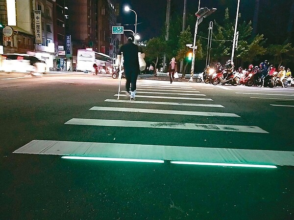 台中領先全國在民權路、三民路口的行人穿越線兩端地面埋設發光崁燈,和行人號誌燈同步變化顏色,俗稱「亮斑馬」。 圖/台中市交通局提供