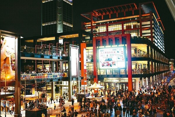 台北信義商圈百貨競爭激烈。 圖／聯合報系資料照片