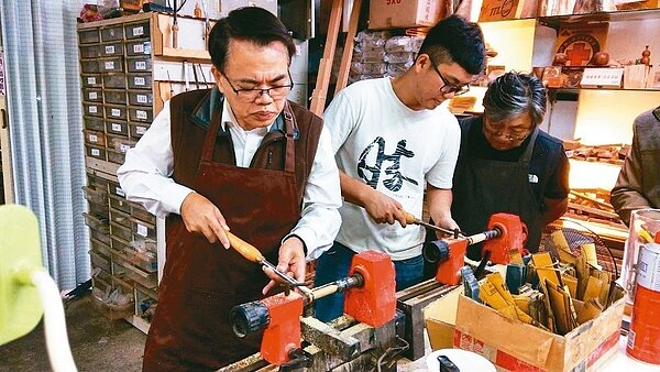 農委會輔導各縣市成立休閒農業區,有些業者還推出手作DIY吸引遊客。 圖/聯合報系資料照片