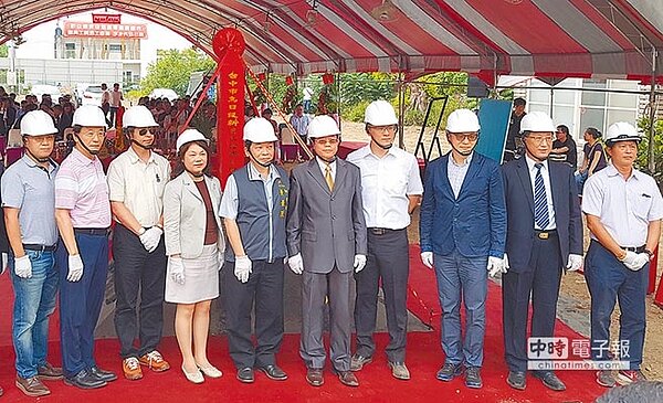 合庫與合勤建設今年5月出席烏日站「共生安養宅」動土儀式的合庫金控暨銀行董事長雷仲達(右五)、台中市政府秘書長黃景茂(左五)、合勤健康事業董事長李柏憲(右四)、信託公會秘書長呂蕙容(左四)。圖/合庫提供