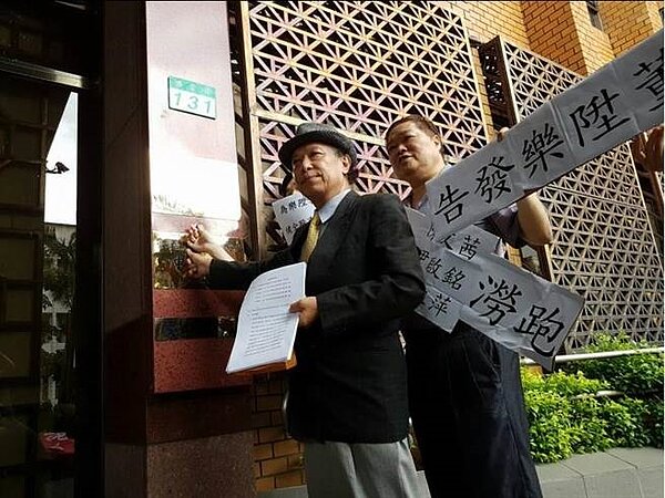 金投會秘書長尚潔梅(中)7日赴北檢告發樂陞3名獨董背信罪。(陳志賢攝)