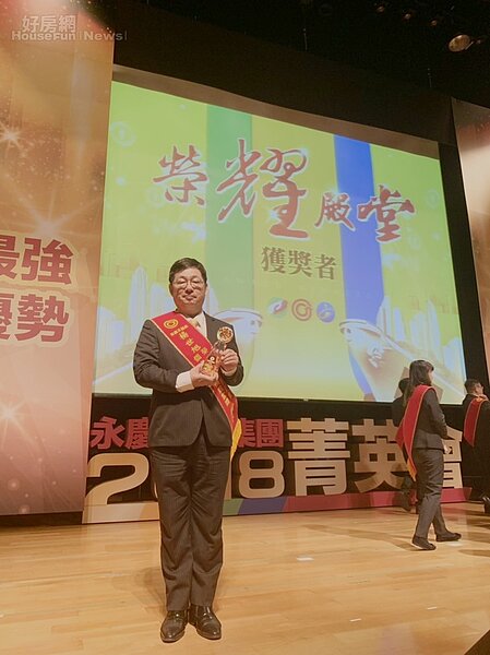 永慶不動產三重台北橋加盟店楊世旭店東(前排中) 今年榮獲永慶不動產全國個人總業績風雲經紀人獎殊榮。 楊世旭提供