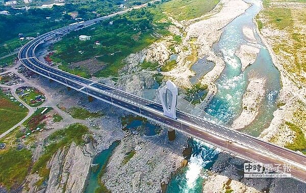 「東勢-豐原生活圈快速道路」第1、2標環境影響評估纏訟多年,但第4、5標工程已完工,跨大甲溪的脊背橋塔,雙鯉魚造型成為當地新地標。(台中市府提供)