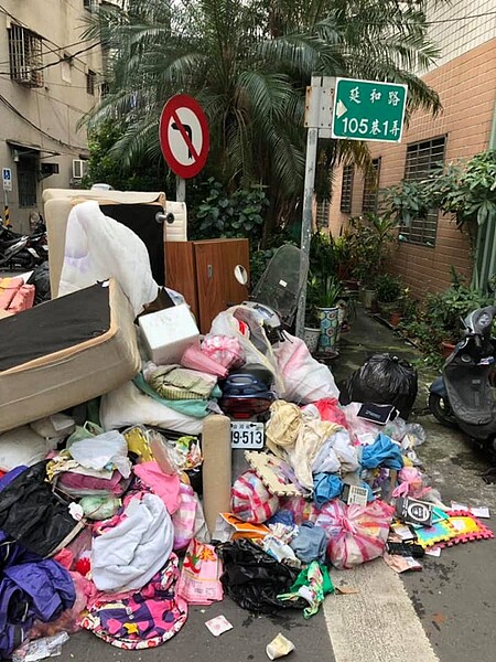 延和路邊堆積大量居家垃圾,甚至幾乎覆蓋停駐機車。(圖/擷取自我是土城人我愛土城區臉書)