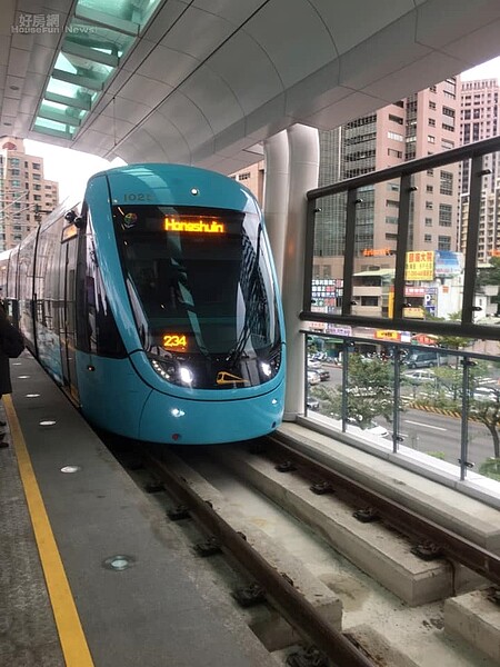 淡海輕軌列車緩緩駛入紅樹林站。(好房網News記者羅力元/攝影)