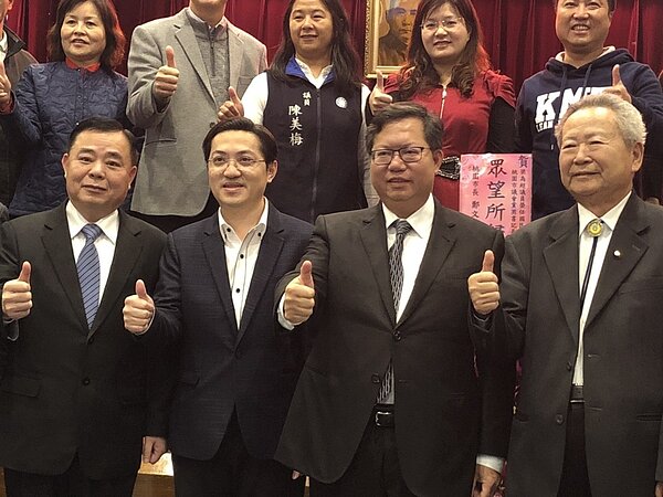 桃園市議會國民黨團書記長今天交接,市長鄭文燦(右二)恭賀新任書記長梁為超(左二)。 記者張念慈/攝影